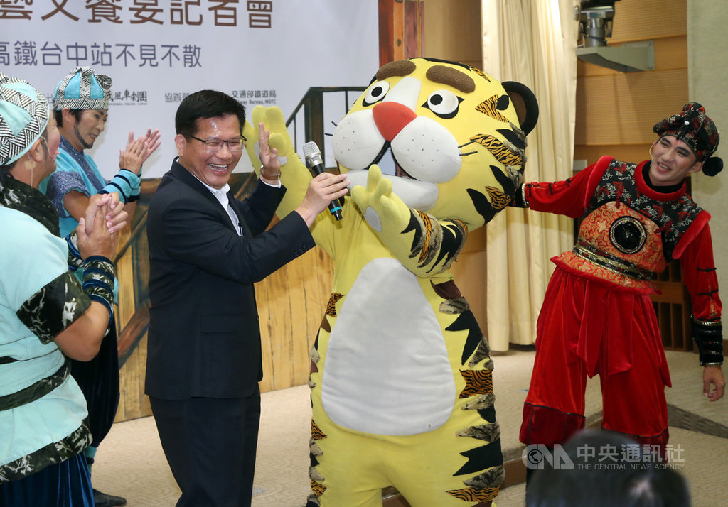 台灣高鐵攜手紙風車劇團4日在交通部舉辦「台灣高鐵公益藝文饗宴」記者會,現場演出舞台劇「武松打虎」精彩片段,劇組演員與交通部長林佳龍(前左2)開心擊掌。中央社記者鄭傑文攝 109年8月4日
