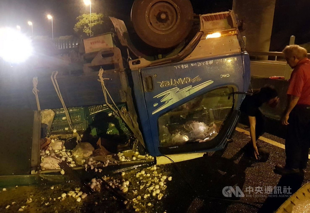 國道3號南下嘉義段4日凌晨發生自小客車追撞貨車意外,造成貨車翻覆,車上雞蛋散落一地,所幸駕駛輕傷。(嘉義市消防局提供)中央社記者黃國芳傳真 109年8月4日