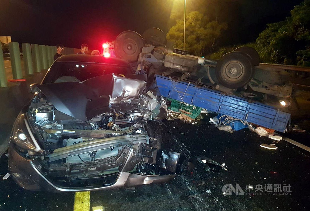 國道3號南下嘉義段4日凌晨發生自小客車追撞貨車意外,救護人員到場發現,一輛貨車翻覆在道路中線,所幸2名駕駛輕傷;嘉義市消防局表示,這起事故疑因天雨路滑,未保持行車距離釀禍。(嘉義市消防局提供)中央社記者黃國芳傳真 109年8月4日