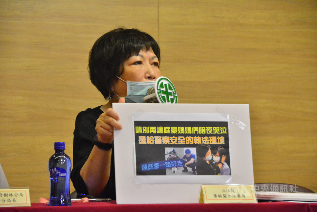 立法委員葉毓蘭4日表示,無照駕駛導致死亡的人數更甚於酒醉駕駛,希望修法訂定「楊庭豪條款」,針對未成年無照致死案件,監護人須受到刑法處罰。中央社記者黃旭昇新北攝 109年8月4日