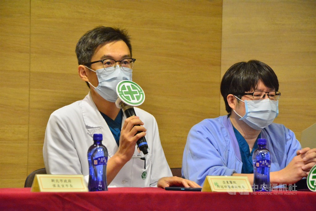 亞東醫院副院長邱冠明(左)、外科加護病房主任洪芳明(右)4日舉行記者會,說明新北市警局樹林分局警員楊庭豪的器官捐贈過程。中央社記者黃旭昇新北攝 109年8月4日