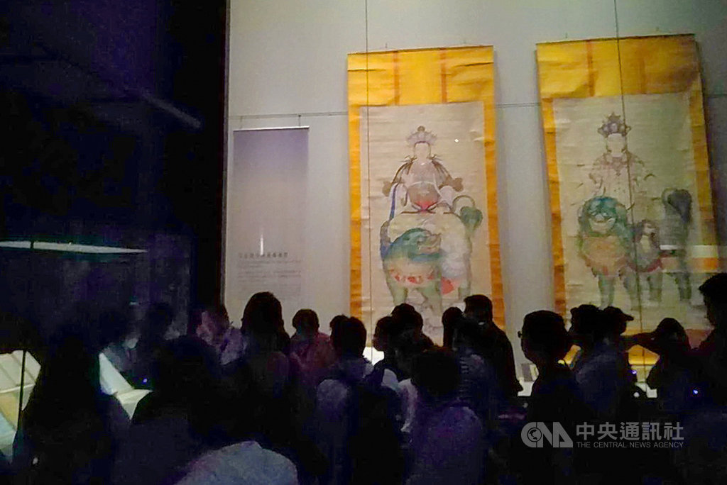國立故宮博物院南部院區暑假看展人潮多,院方表示,民眾看展時或處在密閉空間無法保持安全社交距離,會加強宣導民眾戴口罩。中央社記者蔡智明攝 109年8月4日