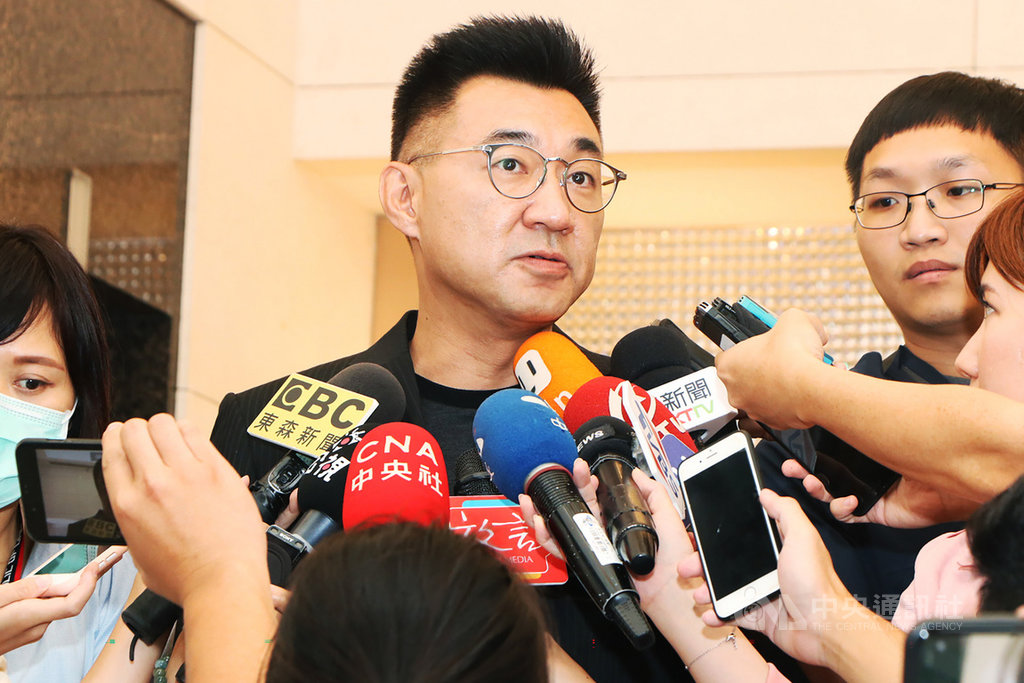 國民黨立委廖國棟、陳超明涉嫌收賄,4日遭收押。黨主席江啟臣(中)受訪表示,考紀會已作出停權處分;日後就看司法偵辦狀況,會針對起訴的理由等情形,請考紀會再做後續決定。中央社實習攝影記者賴昀岫攝 109年8月4日