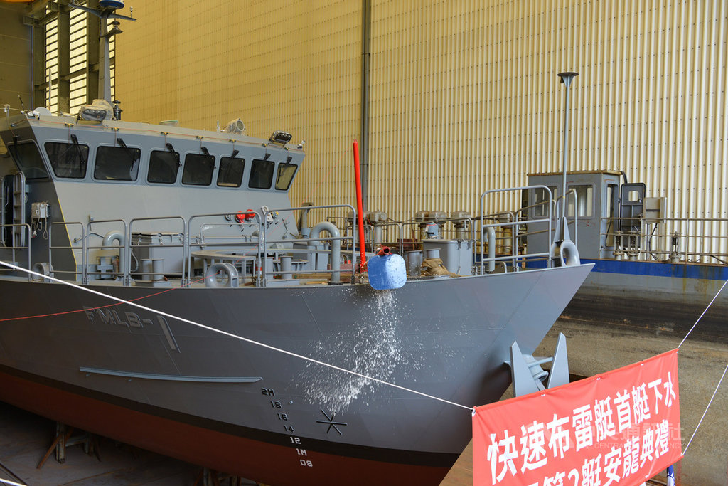 海軍4日在宜蘭龍德造船五廠舉行「快速布雷艇首艇下水暨第二艇安龍典禮」,並按造船慣例進行擲瓶祈福儀式。(國防部提供)中央社記者陳韻聿傳真 109年8月4日