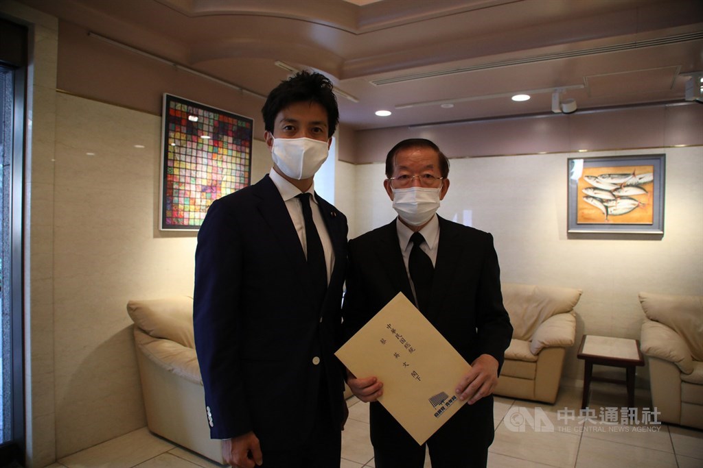 前總統李登輝辭世,駐日代表處設置追思處供人悼念,日本自民黨青年局長小林史明4日前來致意,並請駐日代表謝長廷傳信函給總統蔡英文。中央社記者楊明珠東京攝 109年8月4日