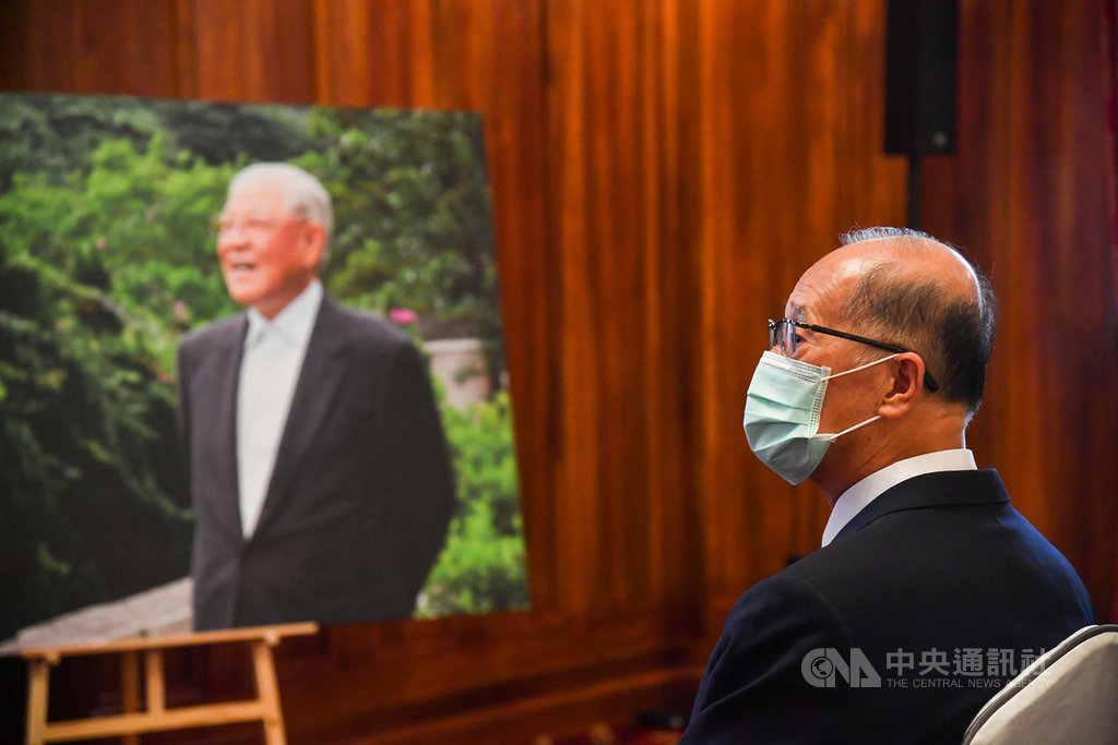 前總統李登輝辭世,總統府在台北賓館設置追思會場供民眾悼念,總統府祕書長李大維(右)4日上午至會場鞠躬致意後,前往祈禱區緬懷。中央社記者林俊耀攝 109年8月4日