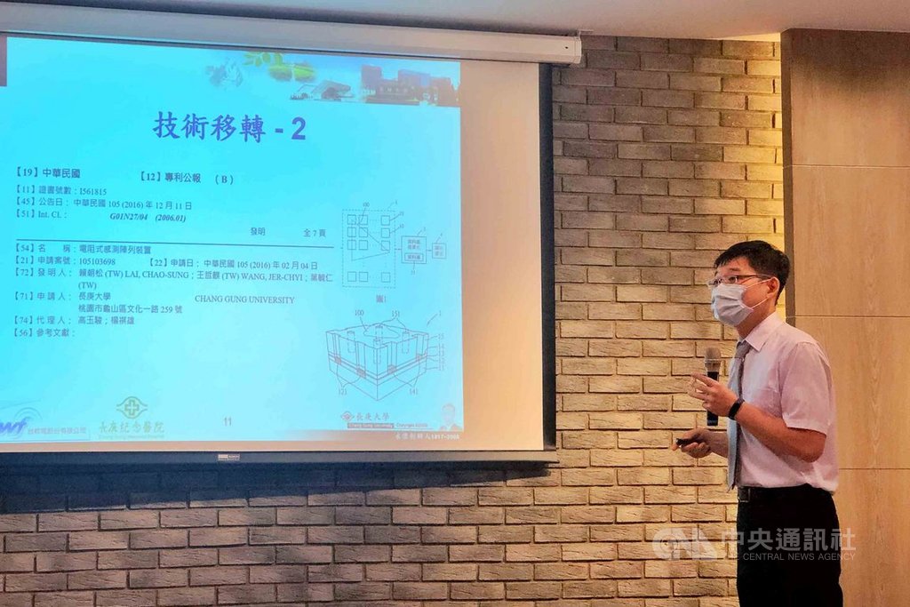 長庚大學工學院教授王哲麒表示,一般腦部外科手術中,部分腦組織需利用牽引器來移動,可能造成腦組織傷害而不自覺,團隊研發利用新型的壓力感測器嵌入手術用棉墊中,可以與牽引器相結合,即時偵測牽引器位置的組織表面壓力。中央社記者吳睿騏桃園攝 109年8月4日
