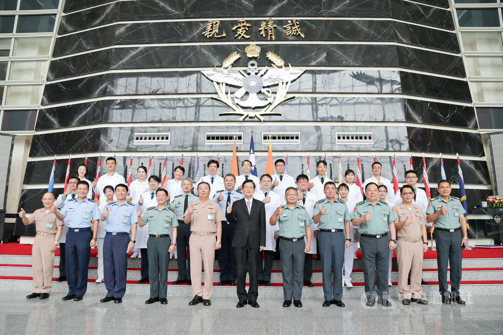 國防部4日舉行「國軍支援防疫有功人員表揚典禮」,由部長嚴德發(中)頒獎表揚,肯定官兵守護國人健康安全的無私奉獻。(軍聞社提供)中央社記者陳韻聿傳真 109年8月4日