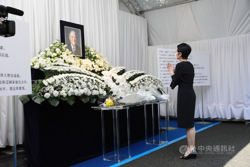 駐日代表處設「悼念李前總統登輝先生逝世簽名處」,4日台裔參議員蓮舫前來致意。她表示,李前總統將台灣從集權帶向民主,是史無前例的偉大功績。中央社記者楊明珠東京攝 109年8月4日