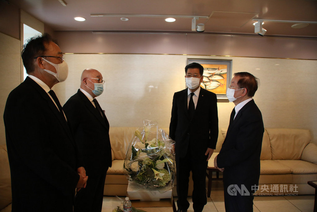 駐日代表處設「悼念李前總統登輝先生逝世簽名處」,4日一億總活躍大臣衛藤晟一(右2)前來悼念後,與駐日代表謝長廷(右1)交談。中央社記者楊明珠東京攝 109年8月4日