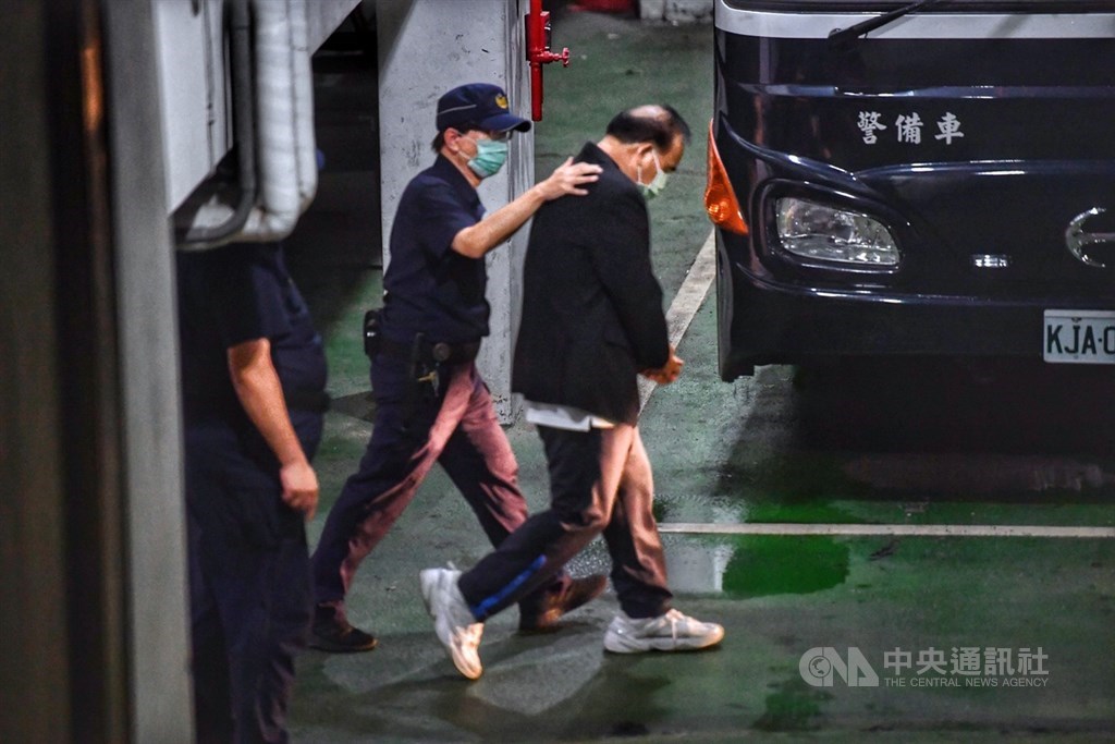 國民黨籍立委廖國棟(右)涉及收賄案,4日下午被台北地方法院裁定收押,晚間在警方戒護下,低著頭走向囚車。中央社記者王飛華攝 109年8月4日