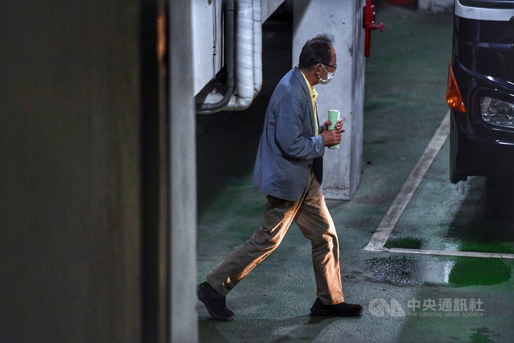 檢方偵辦立委涉嫌收賄案聲押10人,台北地院4日裁定國民黨立委陳超明(圖)羈押禁見,晚間陳超明步上囚車。中央社記者王飛華攝 109年8月4日
