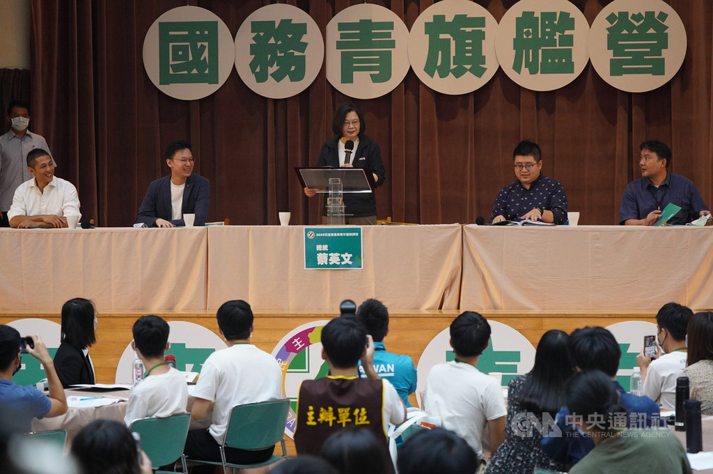 身兼民進黨主席的總統蔡英文(後中)4日出席「2020會做事!國務青旗艦營」結業式,與年輕學員暢談公共事務。後左起為新境界文教基金會副執行長吳怡農、民進黨副秘書長林飛帆、民進黨副秘書長林鶴明、台灣民主學院主任林秉忠。中央社記者徐肇昌攝 109年8月4日