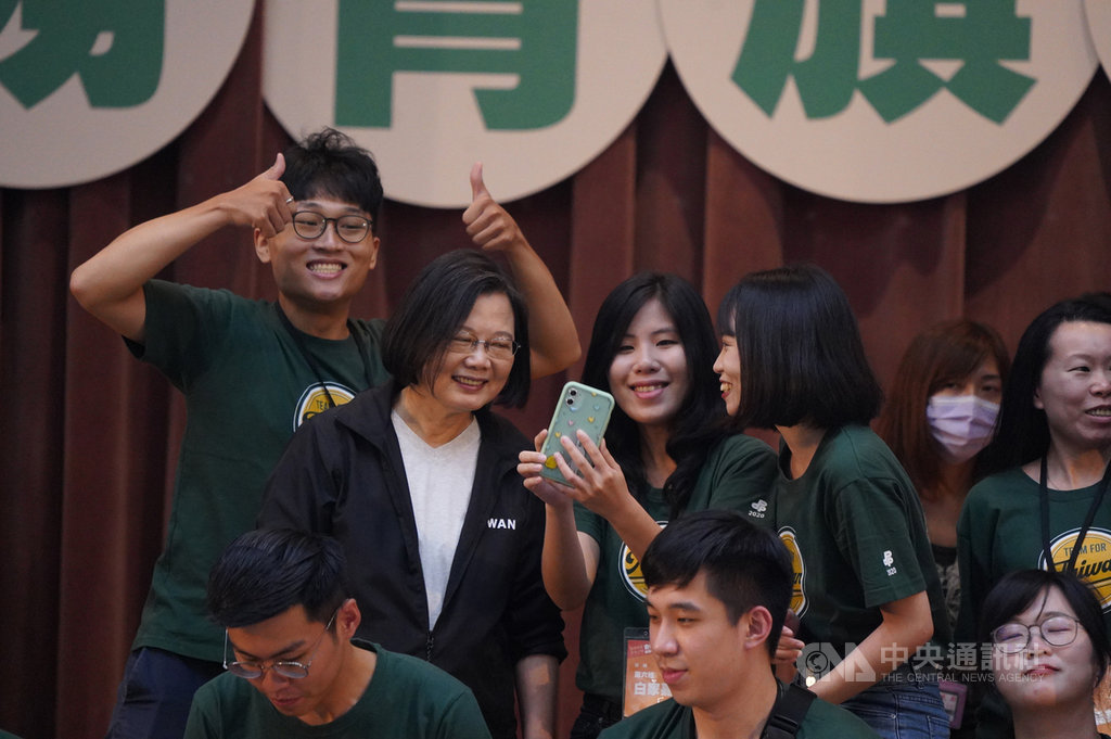 身兼民進黨主席的總統蔡英文(後左2)4日出席「2020會做事!國務青旗艦營」結業式,與年輕學員親切合影。中央社記者徐肇昌攝 109年8月4日