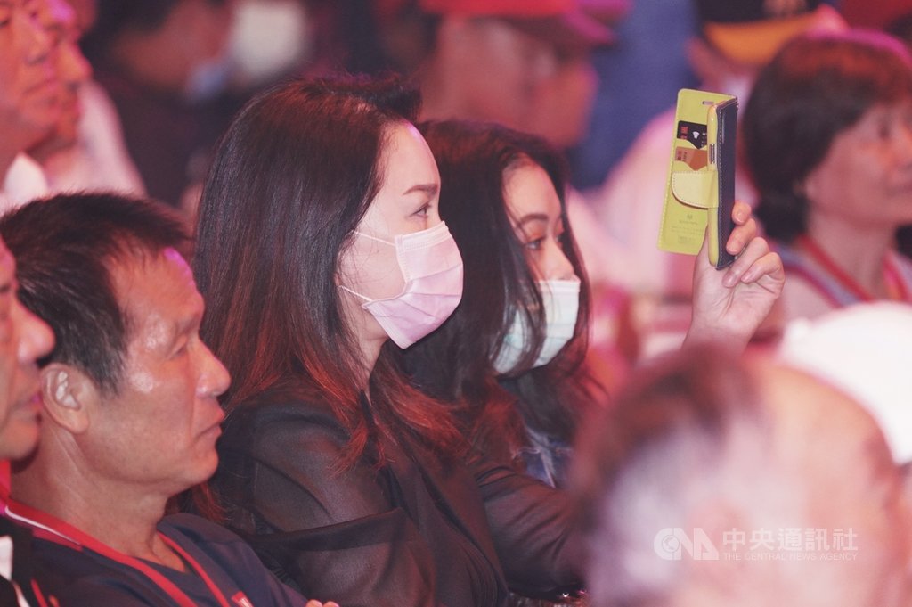 台灣棒球名人堂協會4日舉行第7屆台灣棒球名人堂名人頒證表彰儀式,旅日名投郭泰源妻子、藝人張瓊姿(中)與女兒到場,參與郭泰源的受贈儀式。中央社記者徐肇昌攝 109年8月4日