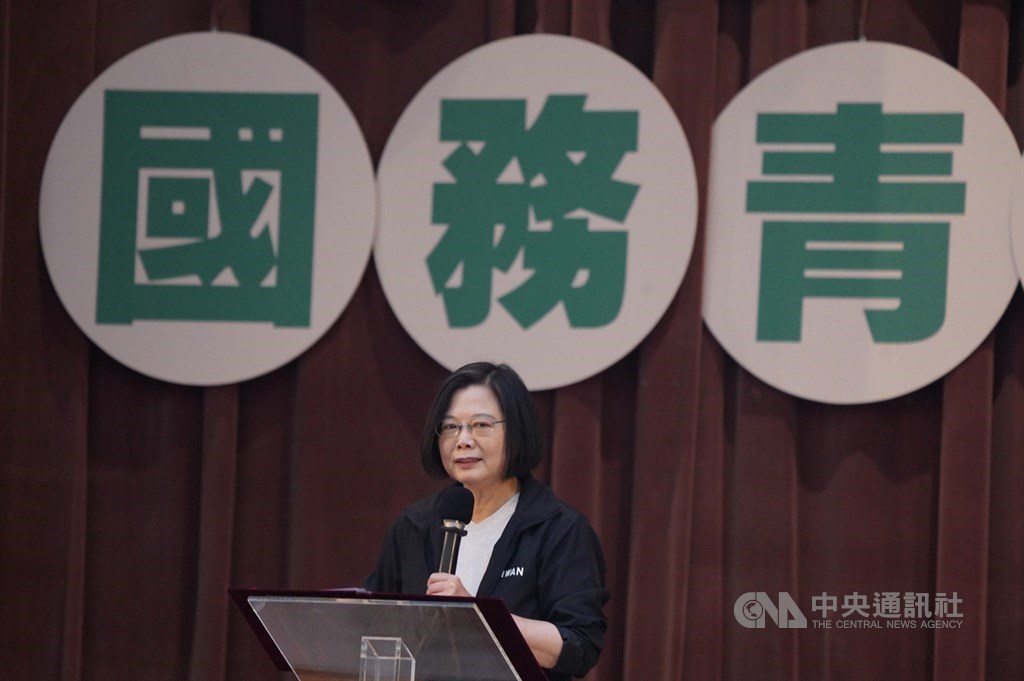 身兼民進黨主席的總統蔡英文4日上午出席民進黨主辦的「2020會做事!國務青旗艦營」結業式致詞,向學員分享民進黨的基本價值。中央社記者徐肇昌攝 109年8月4日