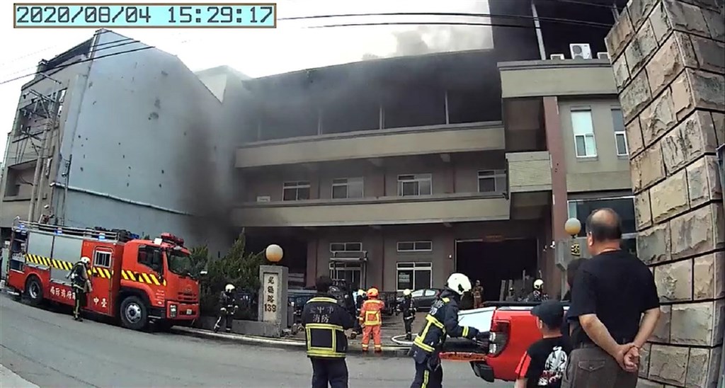 台中市太平區一處家具工廠4日發生火警,消防局獲報立即到場救援,一名年約35歲員工身上有多處燒燙傷,救出後緊急送往醫院救治。(台中市消防局提供)中央社記者蘇木春傳真 109年8月4日