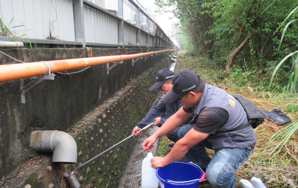 南投縣環保局4日表示,日前接獲民眾陳情,指平山大排溪水充滿白色泡沫及刺鼻異味,當時立即派員循線追查污染源並鎖定可疑工廠,3日午後降雨再接獲民眾陳情,隨即前往採集排放口水樣送驗及拍照錄影存證,並進廠稽查違規事證。(南投縣環保局提供)中央社記者蕭博陽南投縣傳真 109年8月4日