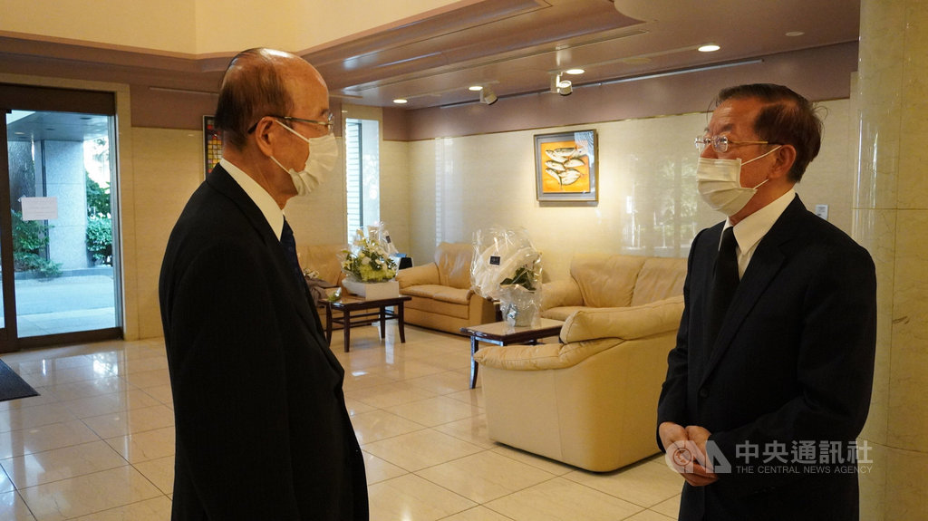 駐日代表處設「悼念李前總統登輝先生逝世簽名處」,4日內閣官房副長官杉田和博前來致意。中央社記者楊明珠東京攝 109年8月4日