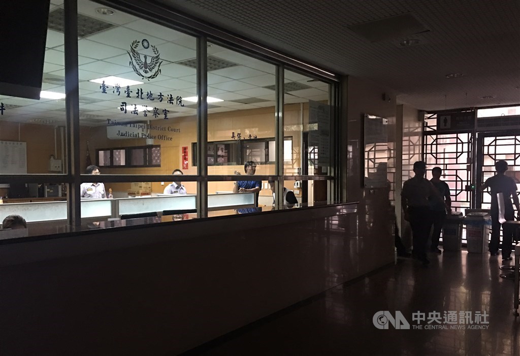 台北地院(圖)審理立委涉收賄案,經過馬拉松式開庭4日裁定7名被告羈押。承審法官朱家毅表示,審理此案的負擔較為沉重,每天只睡3到5小時,爭取時間,希望盡快做出裁定。(中央社檔案照片)