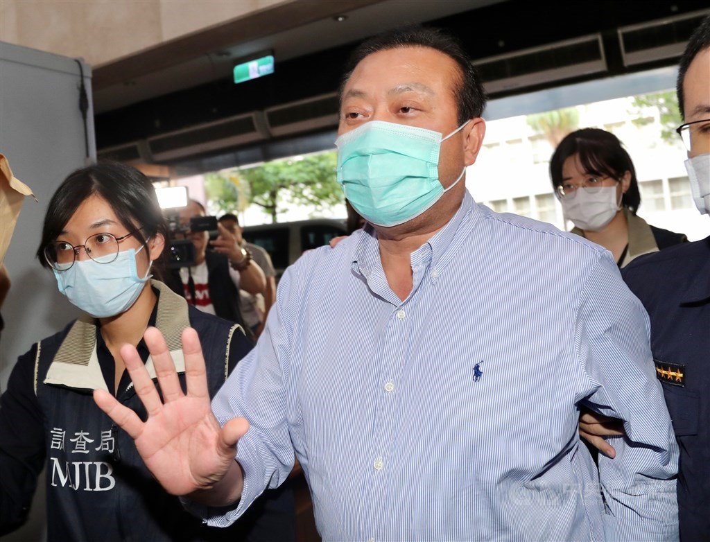民進黨立委蘇震清(中)因涉賄遭羈押禁見,民進黨廉政委員會主委邱駿彥4日表示,蘇震清「立即停權」,廉政會11日開會決議停權多久,或者直接除名。(中央社檔案照片)