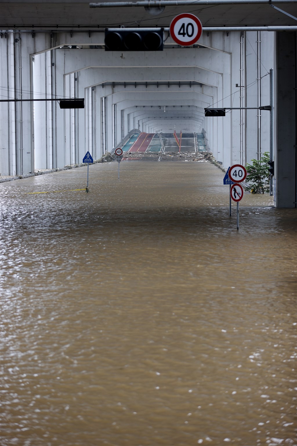 連日豪雨引發韓國洪災,逾5751公頃農地及首爾多處主要幹道及橋梁都被淹沒。圖為4日漢江橋上的潛水橋被淹沒封閉。(韓聯社)