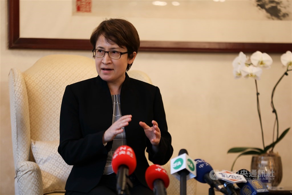 駐美代表蕭美琴3日與媒體茶敘時表示,台美共享自由、民主與區域安全及穩定等價值,是雙邊關係發展的重要基礎,尤其在港區國安法通過後,台灣的民主自由更顯珍貴。中央社記者徐薇婷華盛頓攝 109年8月4日