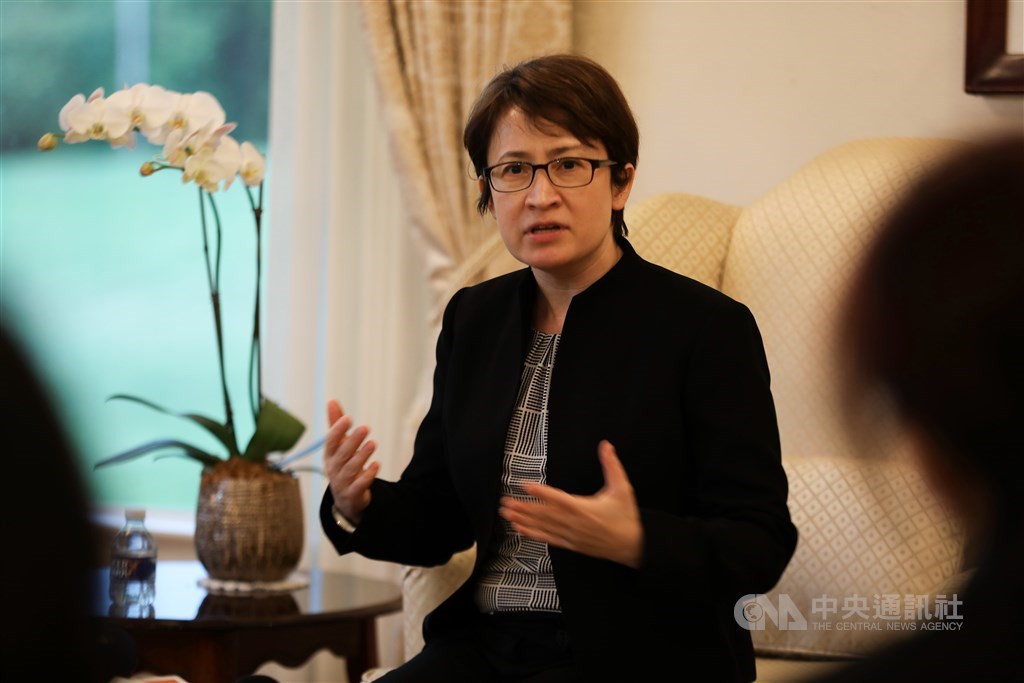 抵美履新剛滿10天的駐美代表蕭美琴3日在雙橡園與華文媒體茶敘。她表示,到任首要目標將聚焦在台美經貿進一步合作,並維續台灣整體國家安全。中央社記者徐薇婷華盛頓攝 109年8月4日