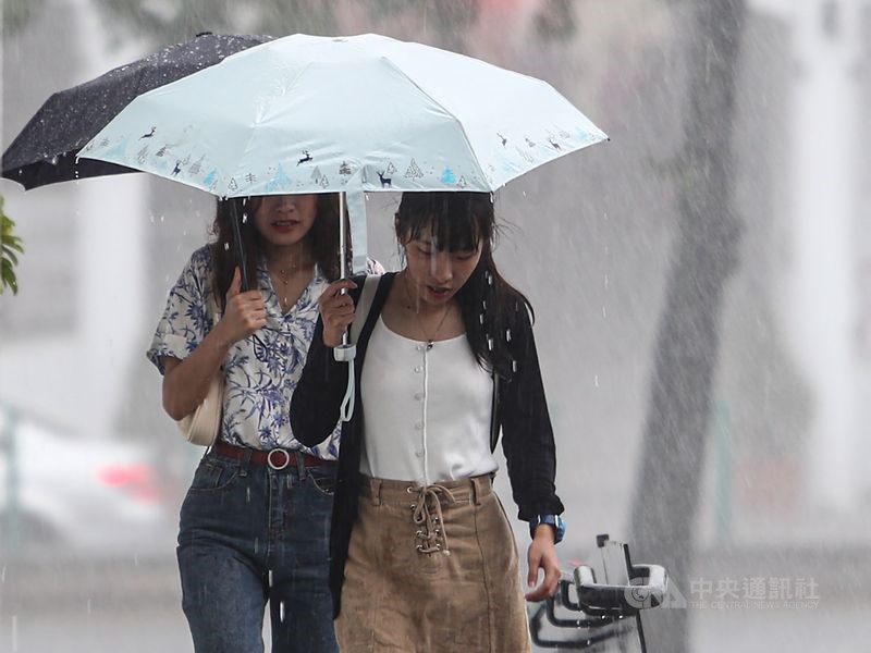 受到對流雲系發展旺盛影響，中央氣象局4日針對基隆市、台北市、新北市等13縣市發出大雨特報。（中央社檔案照片）