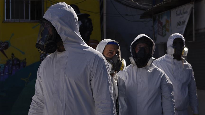 拉丁美洲4日武漢肺炎確診人數已突破500萬人,說明了此地區是全球疫情最嚴重的地方。圖為6月25日里約防疫人員準備進行消毒作業。(安納杜魯新聞社)
