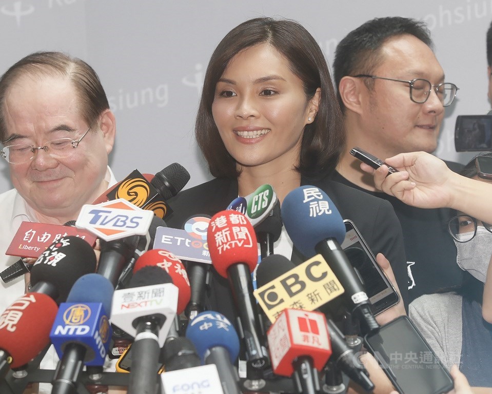 國民黨高雄市長補選候選人李眉蓁3日出席活動表示,民進黨稱她是韓國瑜2.0,可能是被韓流嚇到,才會急著醜化她。圖為李眉蓁(中)1日出席第3屆市長補選公辦電視政見發表會,會後接受媒體訪問。(中央社檔案照片)