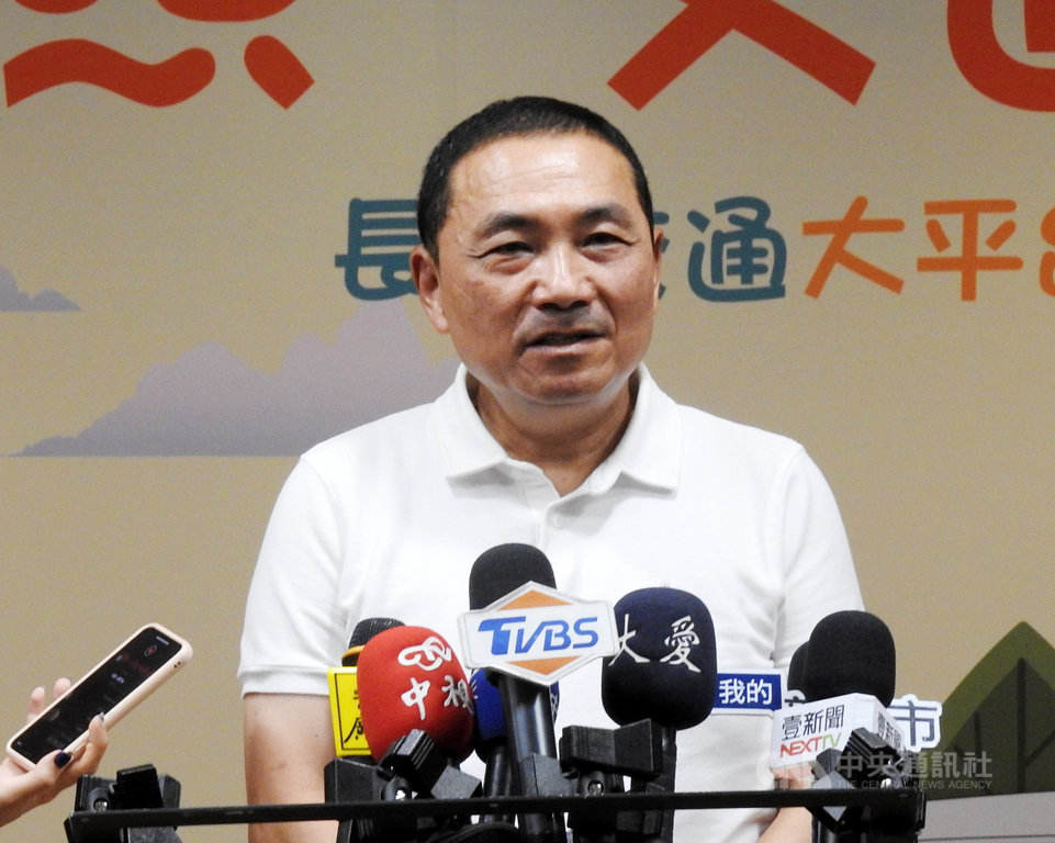 21歲警員楊庭豪日前執勤遭撞腦死,4日器捐遺愛人間。警界出身的新北市長侯友宜(圖)表示心痛難過,肯定楊庭豪是「英勇殉職」。中央社記者王鴻國攝 109年8月4日