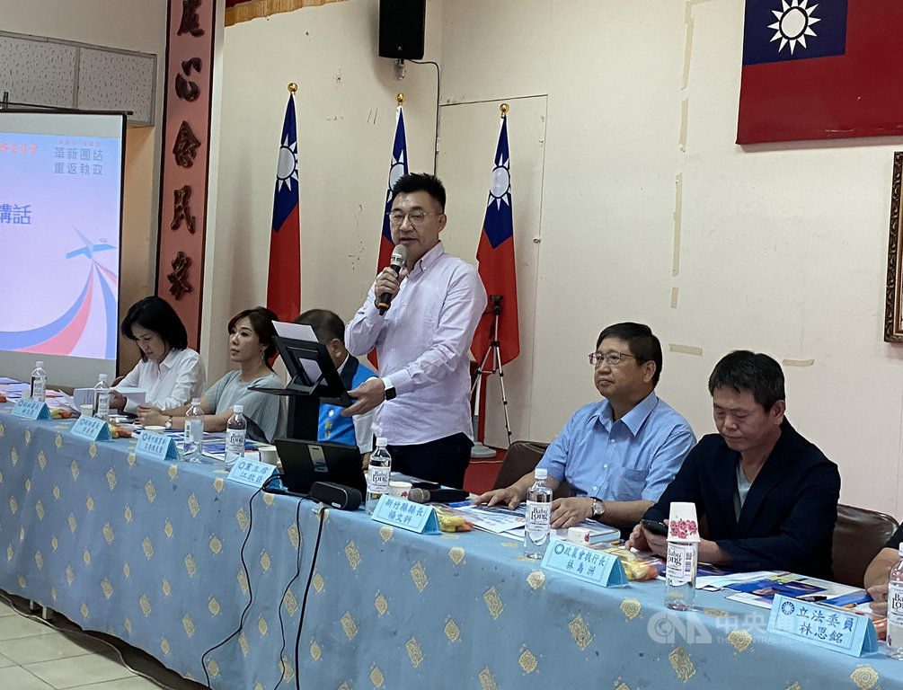 國民黨主席江啟臣(右3)5日到新竹縣召開行動中常會,面對有國民黨立委涉貪遭羈押表示,確認羈押後即刻停權處分,這將成為未來的處理原則。中央社記者劉冠廷攝 109年8月5日