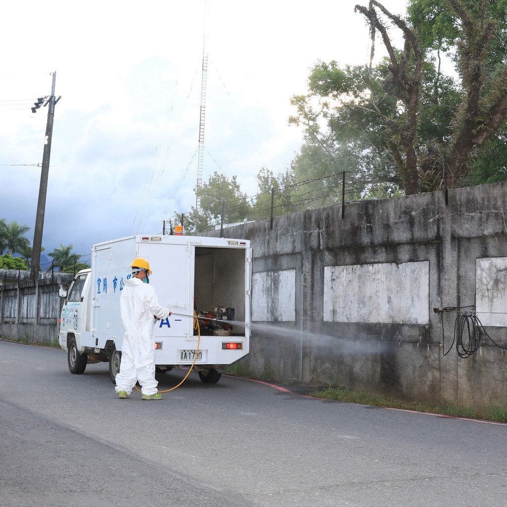 宜蘭金六結營區一名新兵5日出現味覺異常,軍方緊急送醫採檢武漢肺炎,所幸檢驗結果為陰性,排除染疫。宜蘭市長江聰淵表示,事件發生後,營區內有國防部化學兵進行消毒;營區外市公所也力求謹慎,派員在營區周邊消毒。(宜蘭市公所提供)中央社記者沈如峰宜蘭縣傳真 109年8月5日