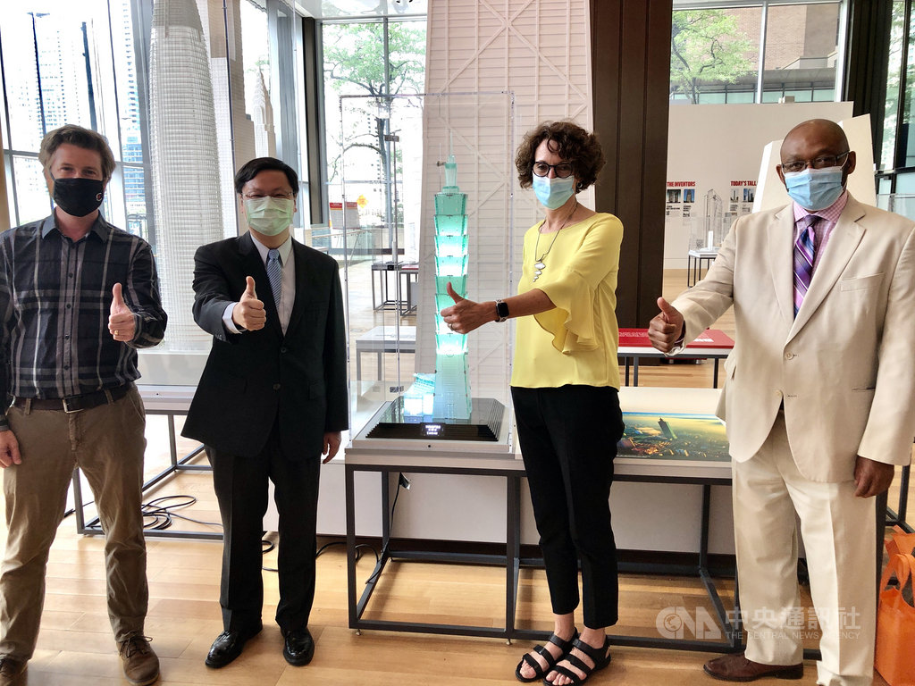 駐芝加哥辦事處長黃鈞耀(左2)、芝加哥建築中心總裁兼執行長奧斯蒙(右2)與美國伊利諾州眾議員戴維斯(右1)在台北101大樓模型前合影。(駐芝加哥辦事處提供)中央社記者尹俊傑紐約傳真 109年8月5日