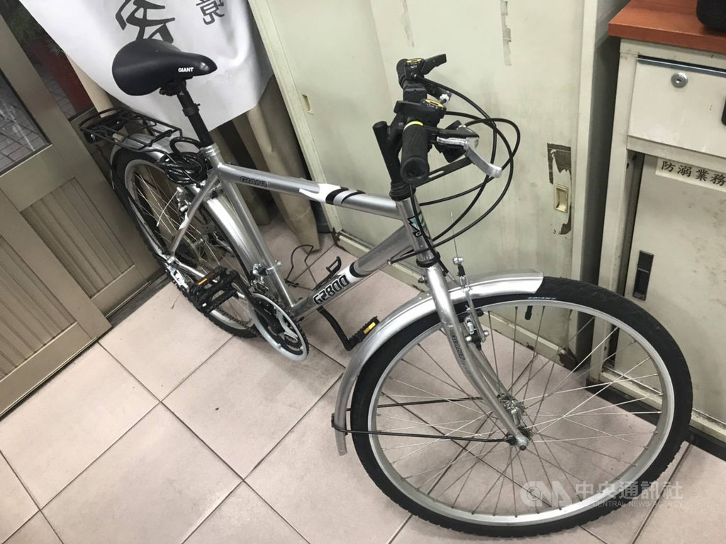 苗栗縣消防局頭屋分隊楊姓消防員遭同事指控偷取泡麵、高粱酒,在外涉嫌竊取腳踏車,並直接騎回隊部,當場人贓俱獲。(警方提供)中央社記者管瑞平傳真 109年8月5日
