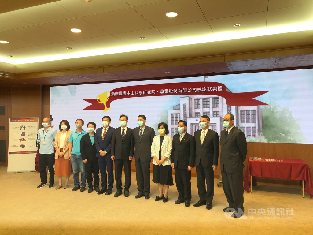立法院秘書長林志嘉(右5)5日頒贈感謝狀給中科院及鼎眾股份有限公司,感謝幫助立法院防堵武漢肺炎疫情。中央社記者王承中攝 109年8月5日