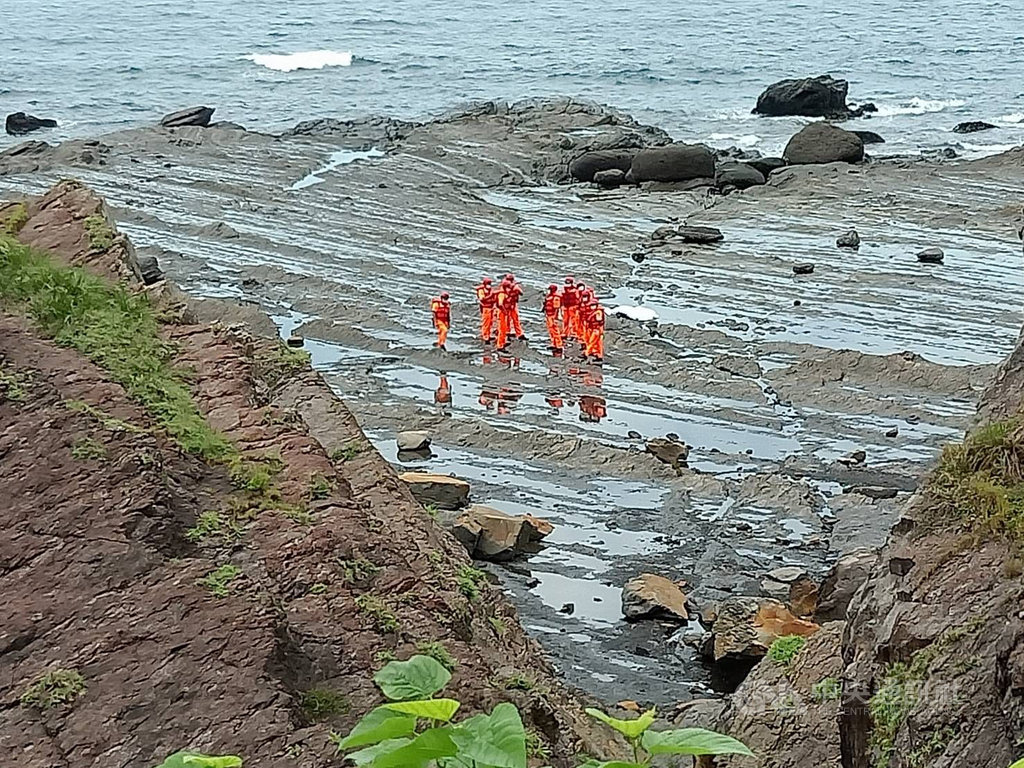 台2線111.8公里位於新北市貢寮區潮間帶5日上午發現一具男性遺體,死者身高約170公分,身穿黃色泳衣、藍黑色泳褲和黑色鞋子,新北市警察局瑞芳分局已派員到場協助,並清查近期失蹤人口,以釐清死者身分。(讀者提供)中央社記者王朝鈺傳真 109年8月5日