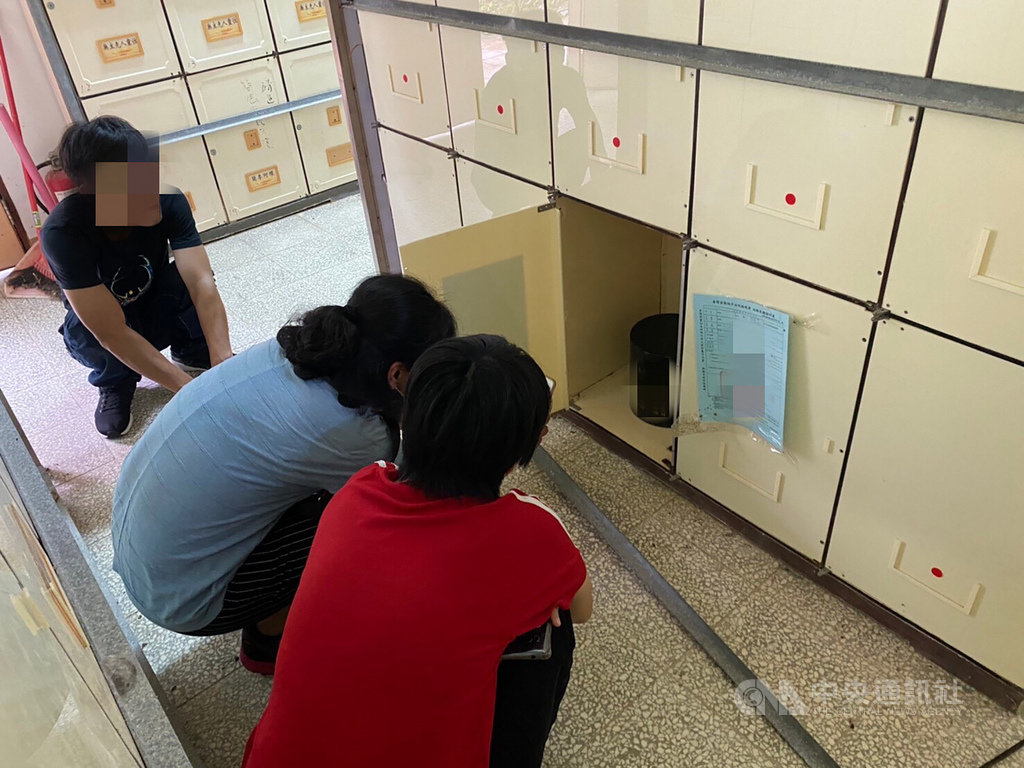 台中一名少女失蹤多年遍尋不著,經基隆警方比對資料並採集DNA比對後終於確認身分,家屬日前到這具「無名氏之靈骨」骨灰罈時忍不住淚流滿面,感謝警方讓女兒得以落葉歸根回家。(讀者提供)中央社記者王朝鈺傳真 109年8月5日