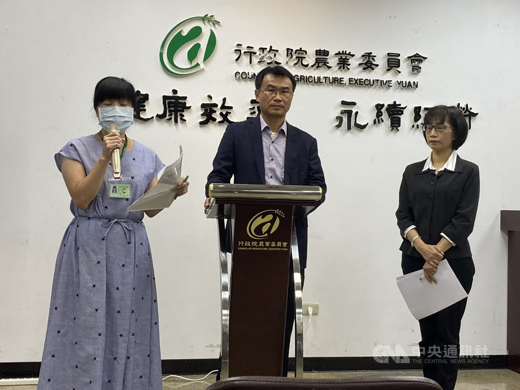 農委會5日召開「因應民眾收到來源不明種子、砂土之處理機制說明」臨時記者會,會中稱閣揆指示要強化邊境把關,因此不僅民眾收到若未主動通報要開罰,業者也必須落實申報郵寄或快遞品名,否則也要罰。主委陳吉仲(中)等人出席說明。中央社記者楊淑閔攝 109年8月5日