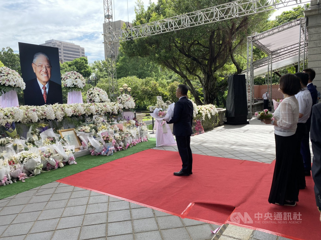 立法院副院長蔡其昌(中)5日率多位立委和議員前往設置於台北賓館的追思會場緬懷敬悼前總統李登輝。蔡其昌說,李登輝為台灣打下民主基石,為台灣開創民主道路,後輩們會持續守護台灣民主。(蔡其昌辦公室提供)中央社記者范正祥傳真 109年8月5日