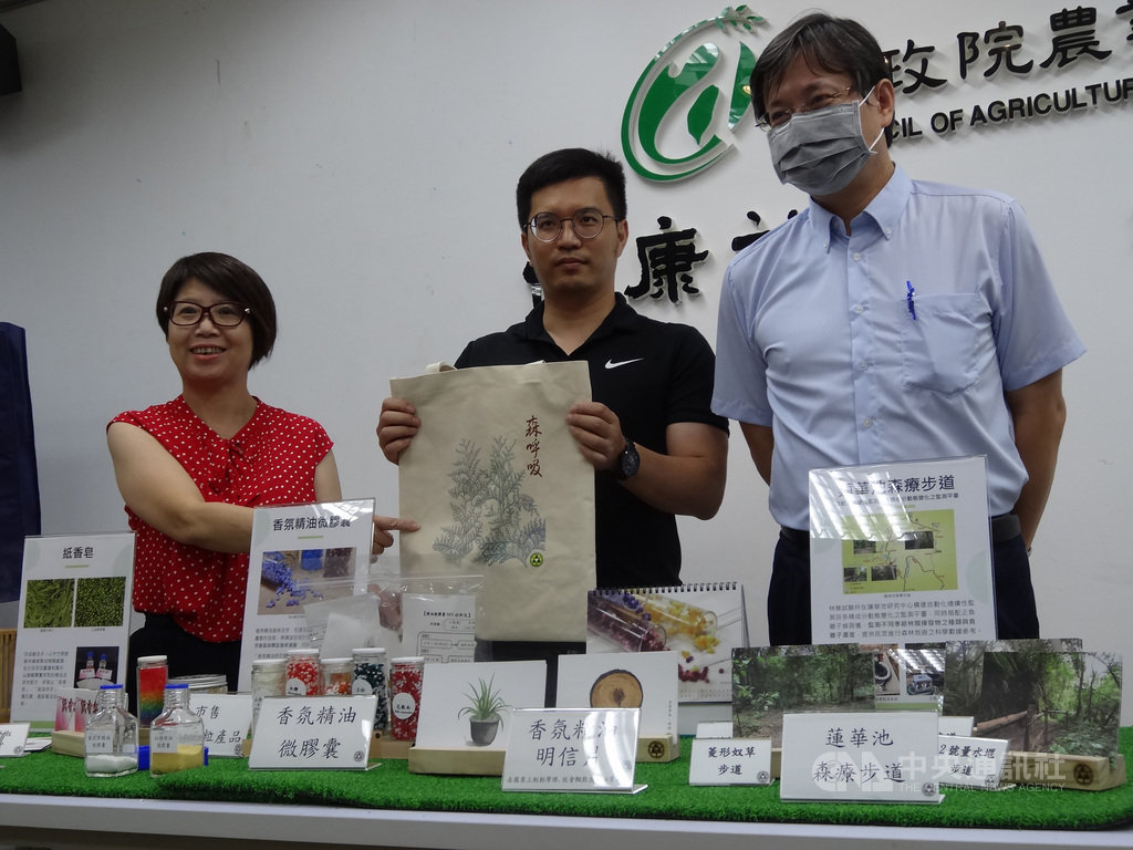 農委會林試所5日發表「療癒3撇步」,包含結合台灣原生植物精油的紙香皂、鼓勵大眾到戶外享受芬多精森林浴,以及利用精油微膠囊技術的相關產品,讓民眾在家也能擁有彷彿將森林帶回家的療癒感受。中央社記者楊淑閔攝 109年8月5日