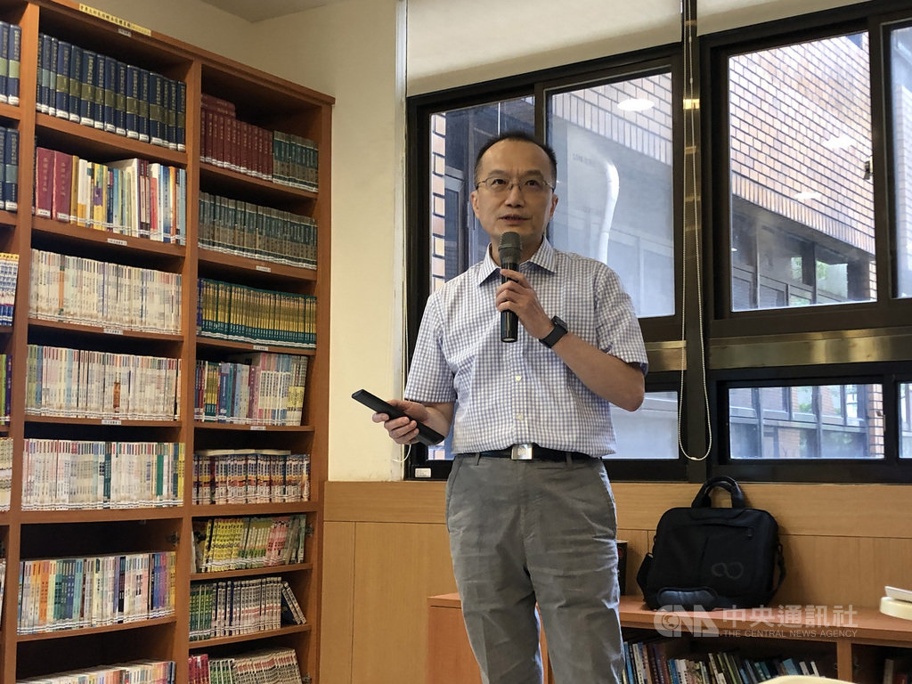 法醫研究所法醫病理組長許倬憲(圖)5日說,1日起針對台北、士林等地檢解剖案件,首次試辦使用電腦斷層掃描輔助相驗解剖,以探求死因真相。中央社記者劉世怡攝 109年8月5日
