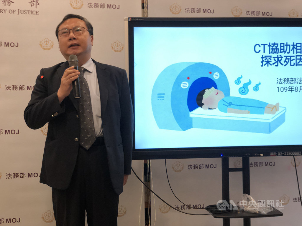 法務部主秘、法醫研究所長陳宏達(圖)5日表示,找出「他是怎麼死的」是法醫所的核心價值,為死者發聲,也讓家屬安心;另外近年引用最新的DNA鑑驗技術,已幫2000多具的無名屍找到回家的路。中央社記者劉世怡攝 109年8月5日