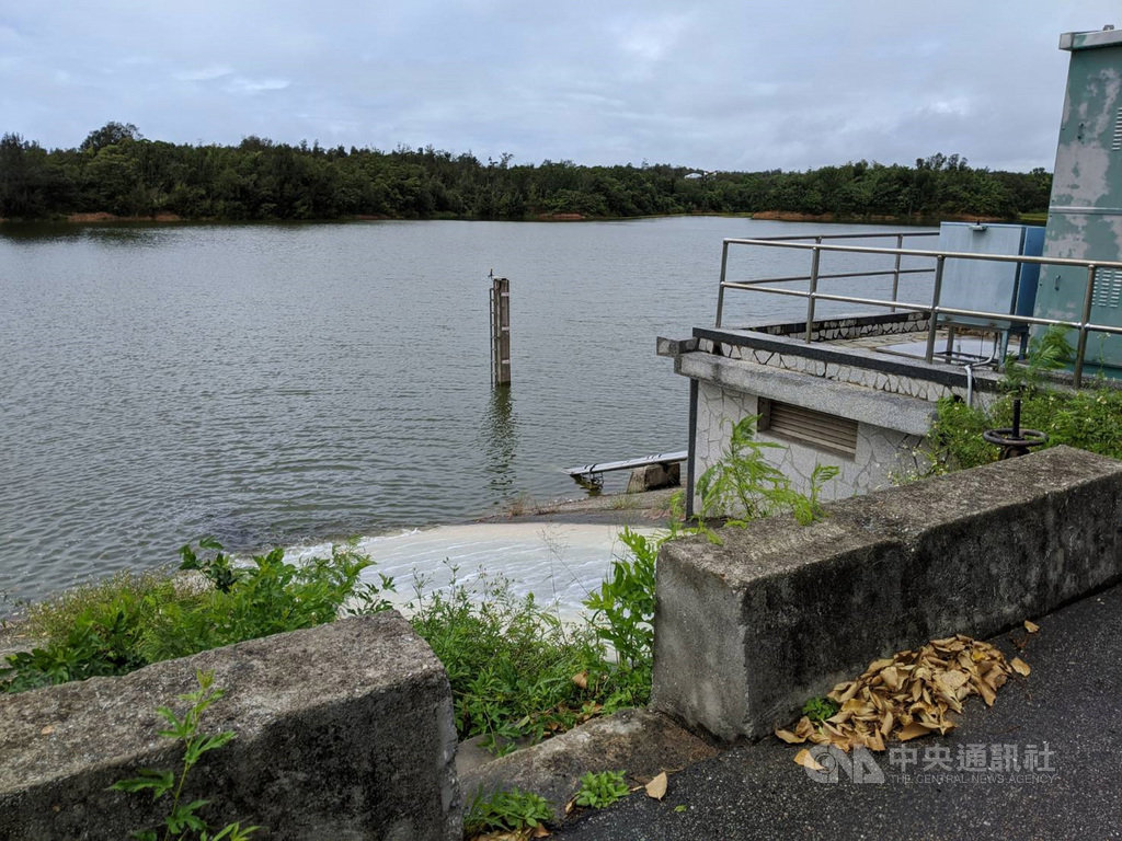 金門自來水廠廠長張武達表示,金沙及榮湖水庫因上游集水面積廣大,且自中國大陸引水後,榮湖淨水場改用陸水,不再抽取當地榮湖及金沙水庫原水,導致每逢降雨常有溢流出海情形;為免浪費水資源,目前都持續將金沙及榮湖原水抽到瓊林(圖)等多處水庫儲存。(金門縣自來水廠提供)中央社記者黃慧敏傳真 109年8月5日