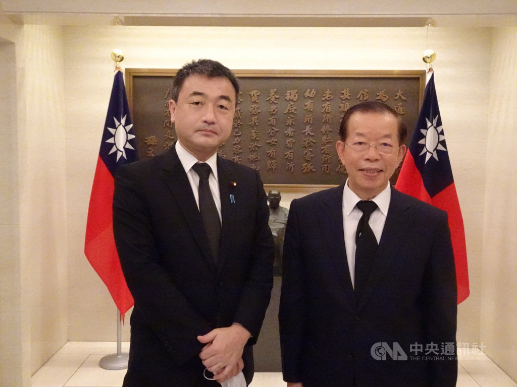 日本國土交通副大臣佐佐木紀(左)5日前來駐日代表處悼念已故總統李登輝。他說,如果疫情趨緩解除出入境管制,他一定立刻奔向台灣。中央社記者楊明珠東京攝 109年8月5日
