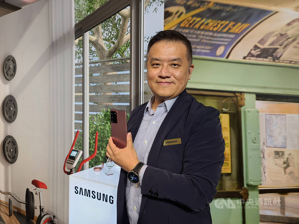 台灣三星電子行動與資訊事業部副總經理陳啟蒙分享,Note20主打升級的S Pen「遠端遙控 3.0」,並首創跨裝置整合PC、電視等功能。中央社記者江明晏攝 109年8月5日