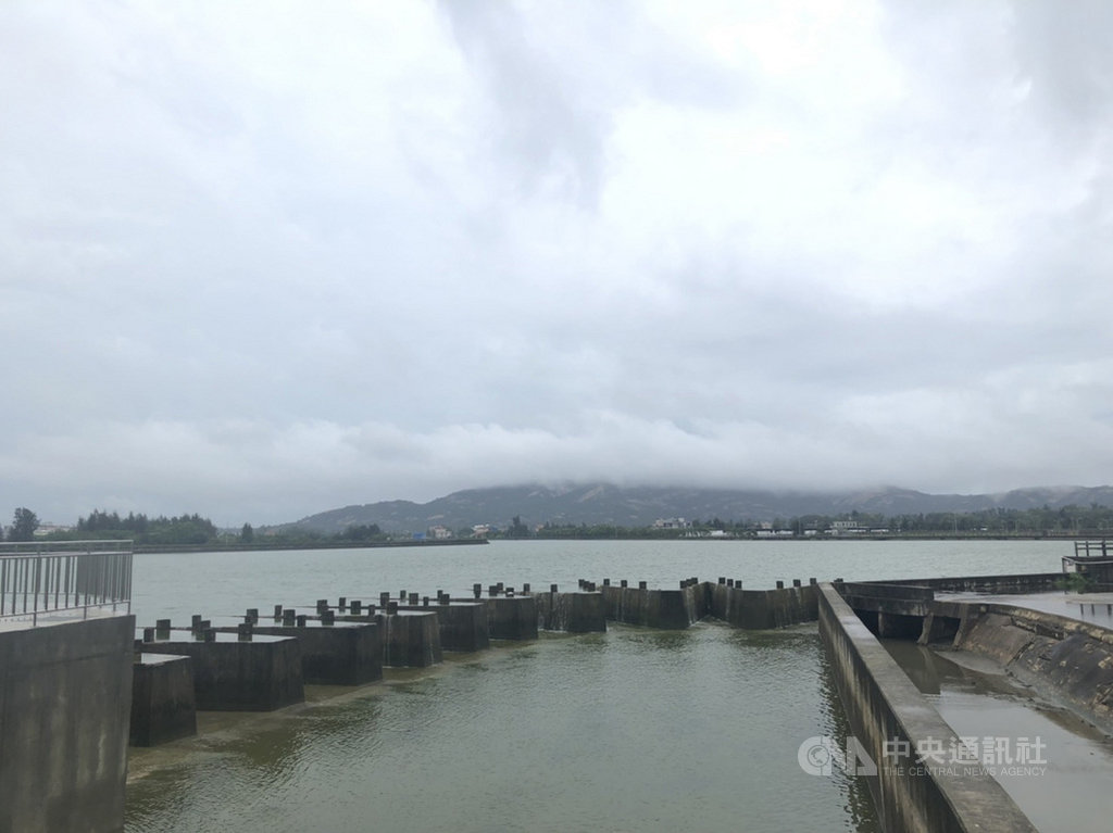 無黨籍金門縣議員董森堡5日表示,有民眾陳情指出今年降雨不足,但中國大陸供水注入下游榮湖後,卻滲透至金沙水庫溢流入海,形同浪費;自來水廠5日出面澄清並無此事。(董森堡提供)中央社記者黃慧敏傳真 109年8月5日