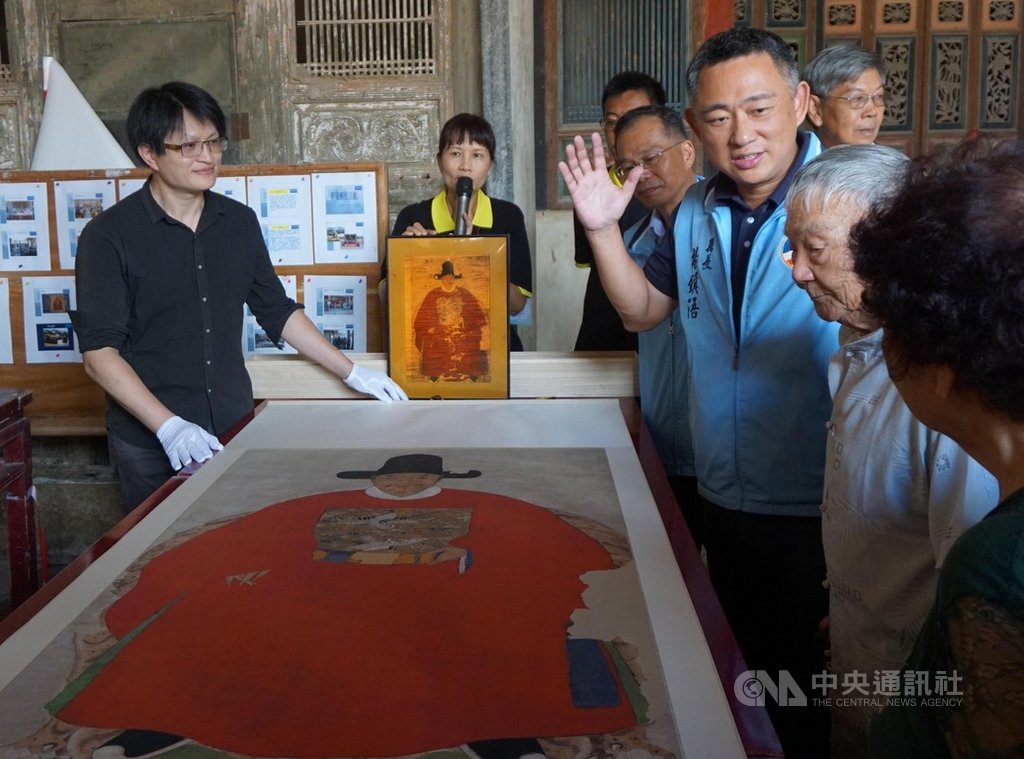 獲文化部公告為國家重要古物金門「蔡復一畫像」完成修復,金門縣長楊鎮浯(右3)5日將畫像複製掛軸送交蔡氏宗親保存。中央社記者黃慧敏攝 109年8月5日