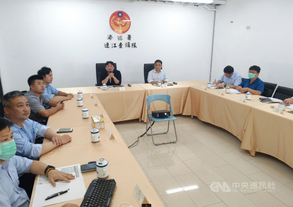 民進黨籍立委洪申翰(後中左)4日在馬祖舉辦協調會,與海委會副主委莊慶達(後中右)等人共商違法作業的抽砂船等議題,盼能有效增強嚇阻效果。(民進黨連江縣黨部提供)中央社記者邱筠馬祖傳真 109年8月5日
